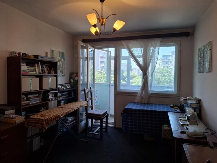 Apartament cu 3 camere semidecomandat în Crângași