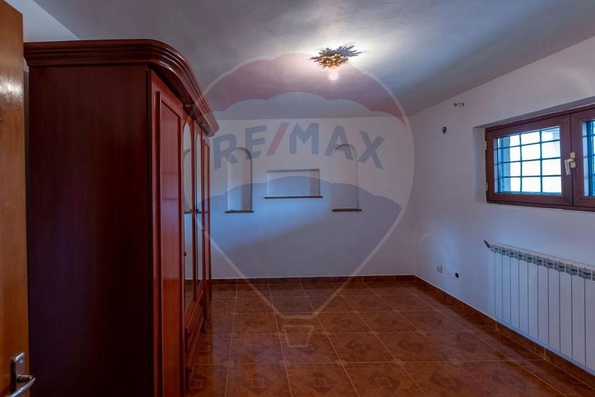 Casă cu 7 camere cu Teren 1020 Mp în Vest