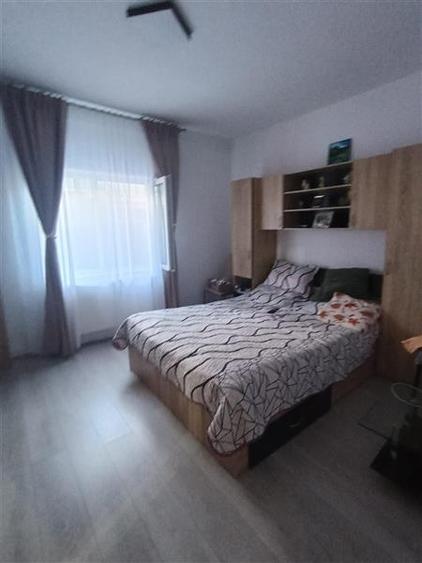 Casă cu 10 camere cu Canalizare în Est