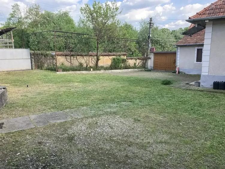 Casă cu 4 camere cu Teren 1322 Mp în Săvârșin