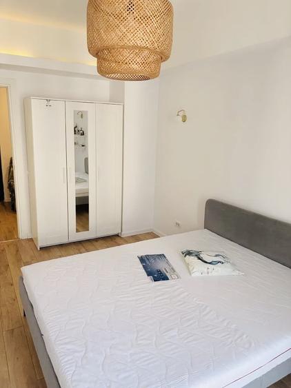 Apartament cu 2 camere semidecomandat, mobilat în Regie