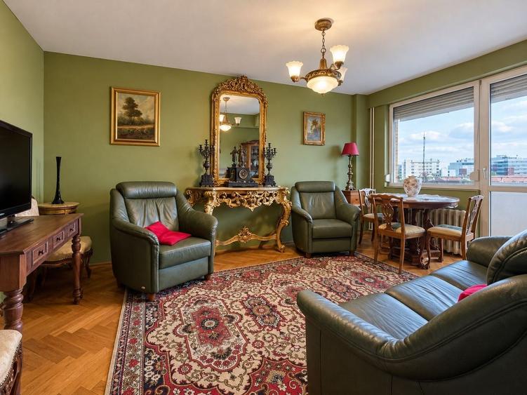 Apartament cu 3 camere decomandat, mobilat în Central