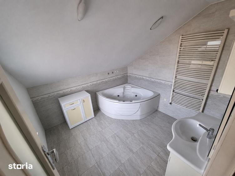 Casă cu 5 camere cu Teren 1000 Mp în Cristian