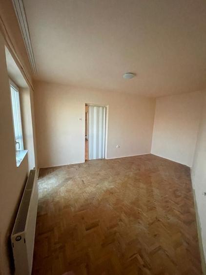 Apartament cu 2 camere semidecomandat în Carei