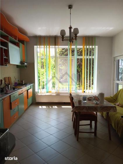 Casă cu 10 camere cu Teren 750 Mp în Rediu