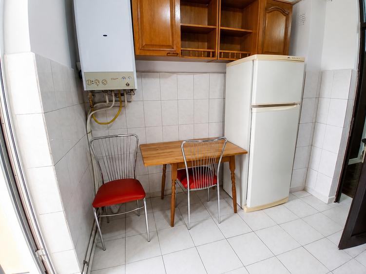 Apartament cu 3 camere decomandat, mobilat în Nicolina