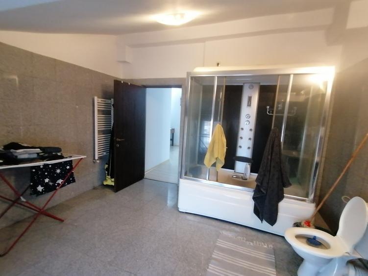 Apartament cu 4 camere decomandat, mobilat în Est