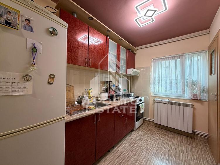 Apartament cu 3 camere semidecomandat, mobilat în Girocului