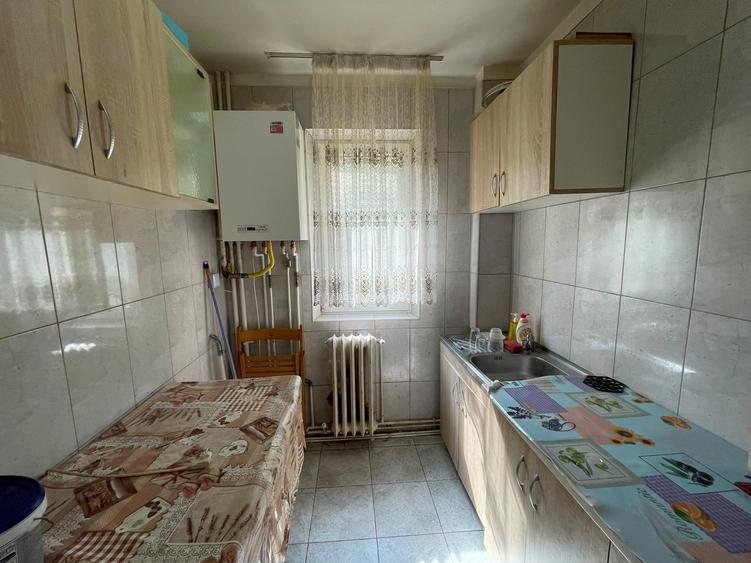 Apartament cu 3 camere semidecomandat în Păcurari