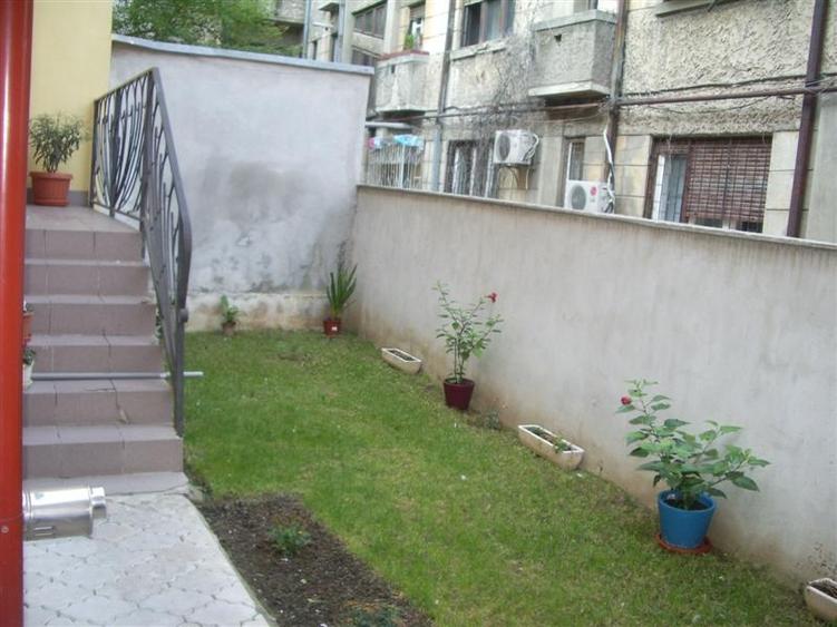Casă individuală cu 14 camere cu Garaj în Calea Călărașilor