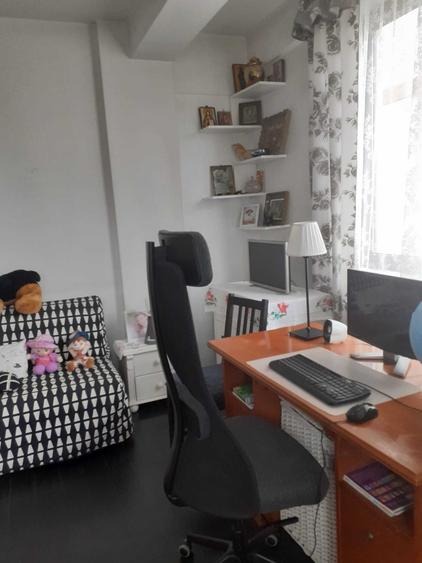 Apartament cu 3 camere semidecomandat în Dămăroaia