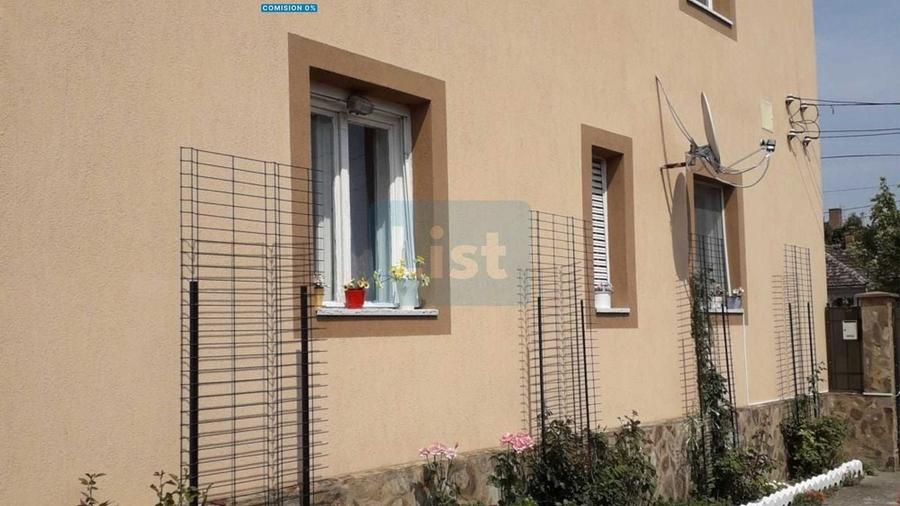 Casă cu 6 camere cu Canalizare în Central