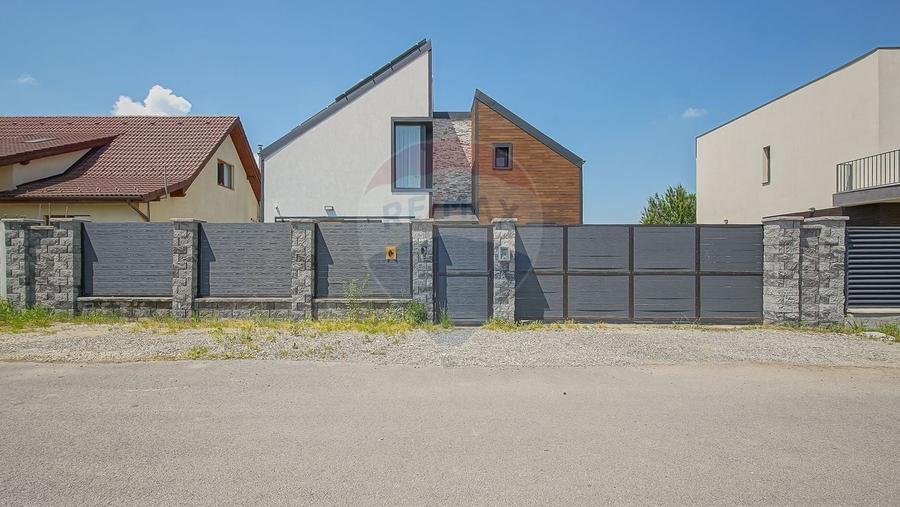 Casă individuală cu 4 camere cu Teren 387 Mp în Stupini