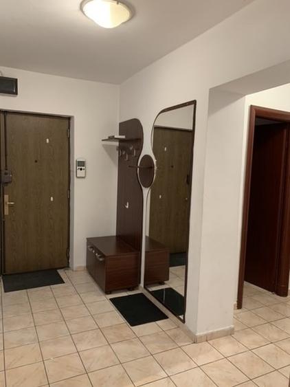 Apartament cu 3 camere decomandat, mobilat în P-ța Victoriei