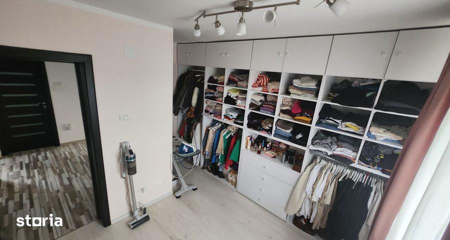 Casă cu 7 camere cu Teren 270 Mp în Lumina