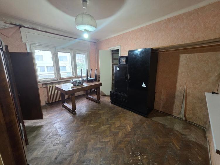 Apartament cu 3 camere semidecomandat în Unirii