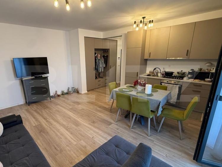 Apartament cu 3 camere semidecomandat, mobilat în Carpați 2