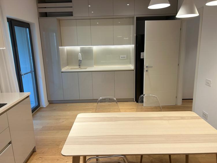 Apartament cu 4 camere semidecomandat, mobilat în Dorobanți