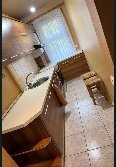 Apartament cu 3 camere semidecomandat în Rahova