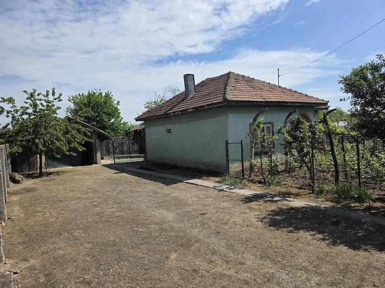 Casă cu 3 camere cu Teren 3600 Mp în Celaru
