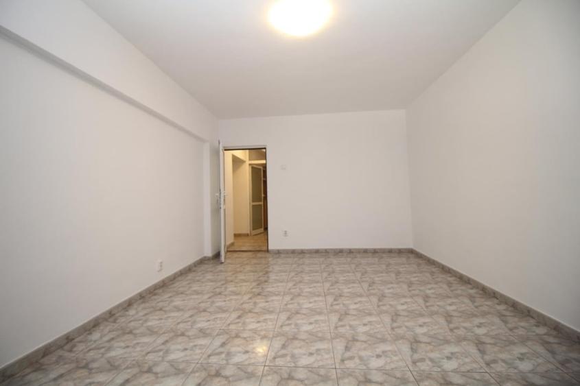 Apartament cu 3 camere decomandat, mobilat în Decebal