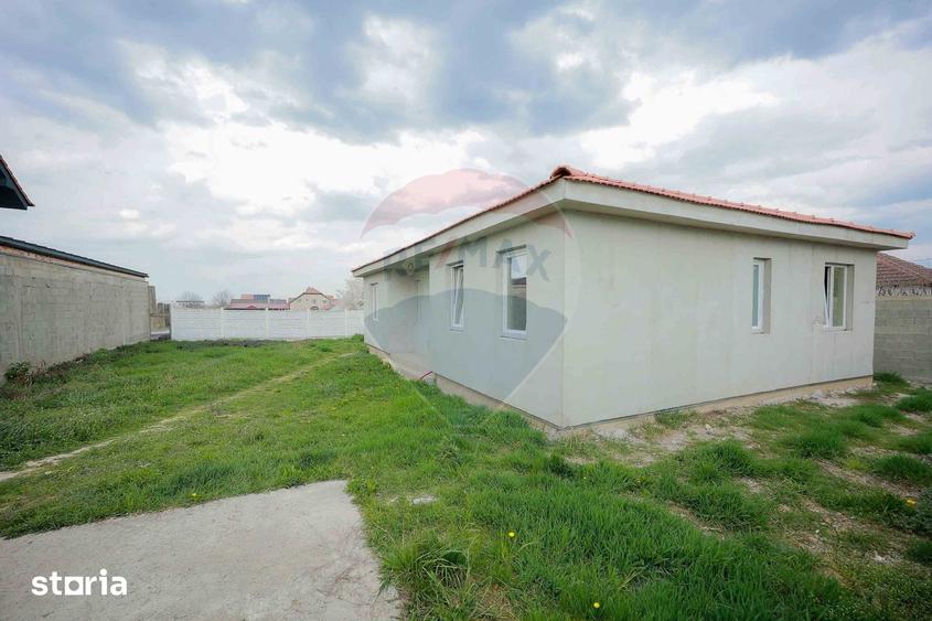 Casă cu 3 camere cu Teren 455 Mp în Sânmartin