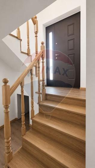 Casă individuală cu 4 camere cu Teren 320 Mp în Casa de Cultură