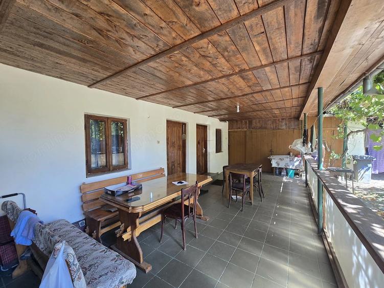 Casă cu 3 camere cu Teren 11397 Mp în Central