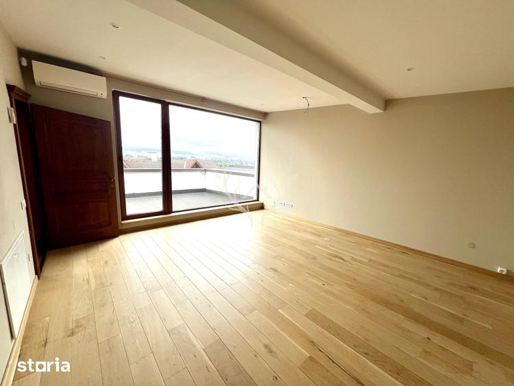 Casă cu 10 camere cu Teren 500 Mp în Gruia