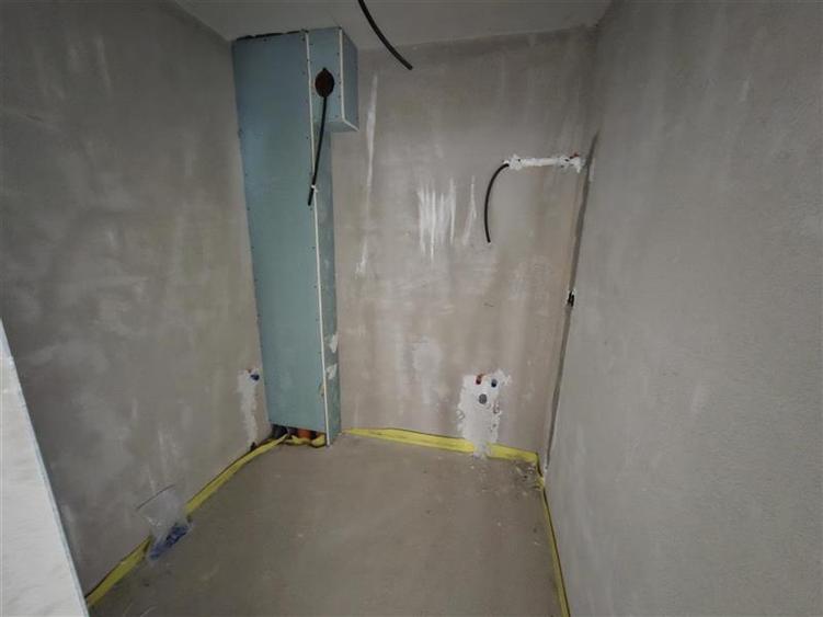 Apartament cu 4 camere semidecomandat în Mărăști