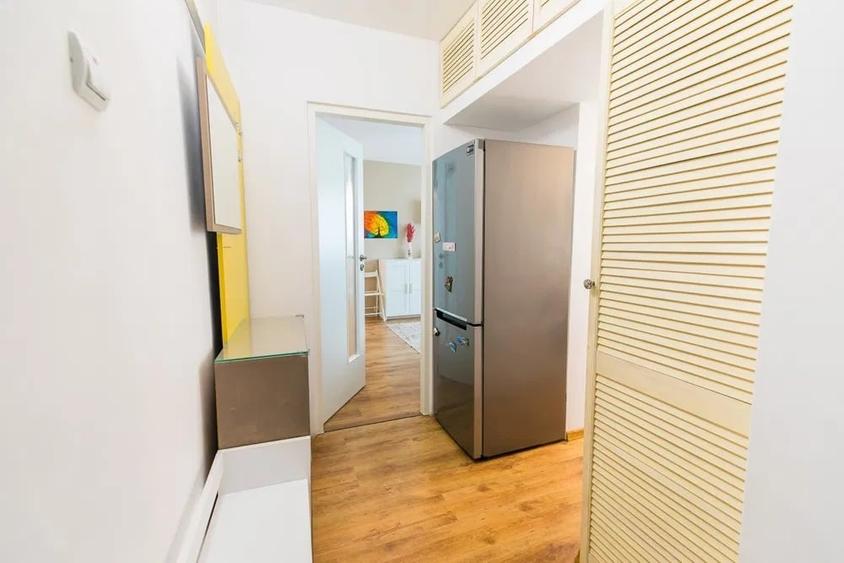 Apartament cu 3 camere semidecomandat, mobilat în Craiovița Nouă