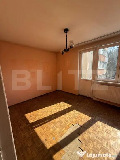 Apartament cu 3 camere semidecomandat în Central