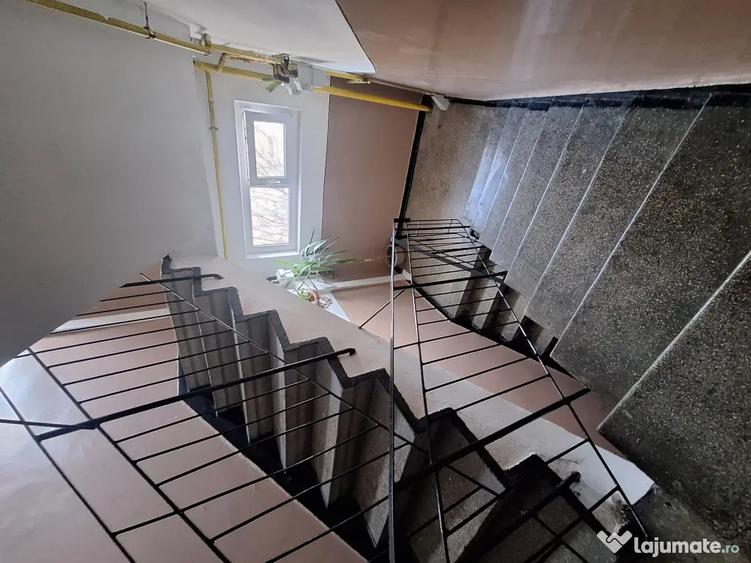 Apartament cu 3 camere semidecomandat în Tomis Nord