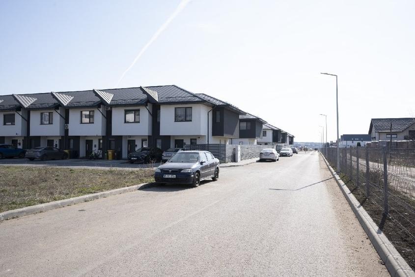 Casă cu 3 camere cu Canalizare în Exterior Est
