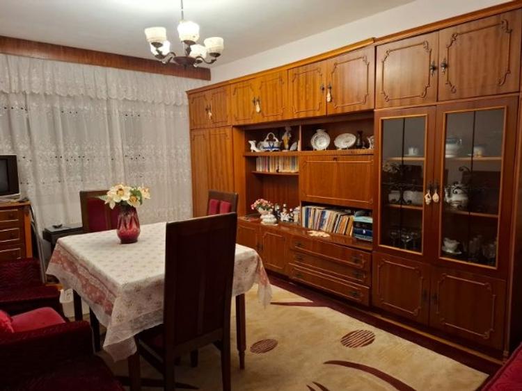 Apartament cu 3 camere decomandat în Aradului