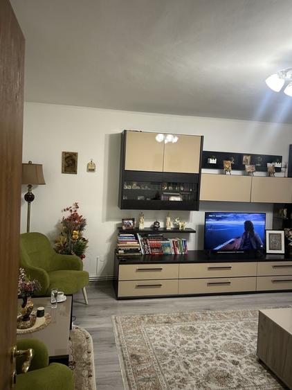 Apartament cu 3 camere decomandat în Sud