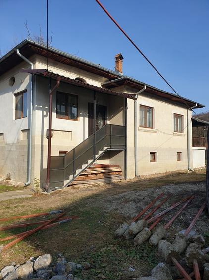 Casă cu 4 camere decomandat în Central