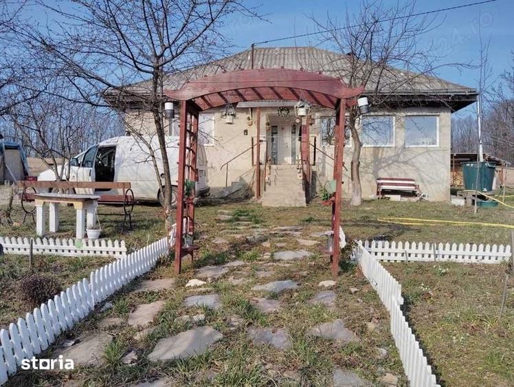 Casă cu 2 camere cu Teren 105 Mp în Stănița