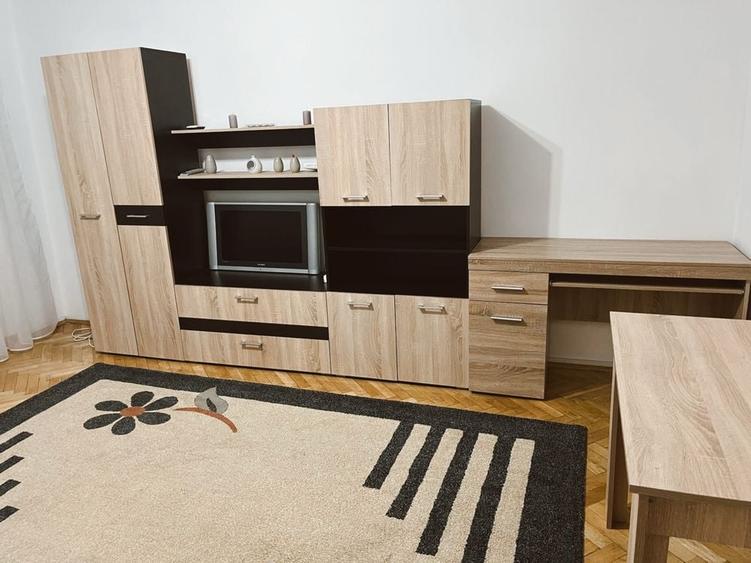 Apartament cu 2 camere decomandat în Hala Centrală