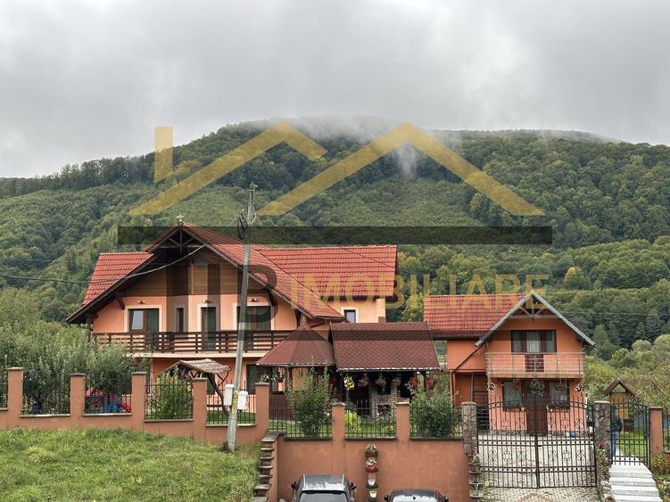Casă individuală cu 8 camere cu Canalizare în Praid