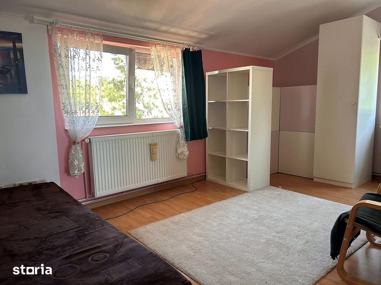 Casă cu 7 camere cu Teren 378 Mp în Vest