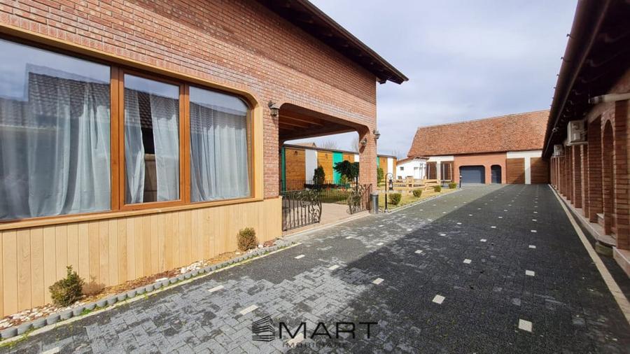 Casă cu 7 camere cu Teren 2550 Mp în Central