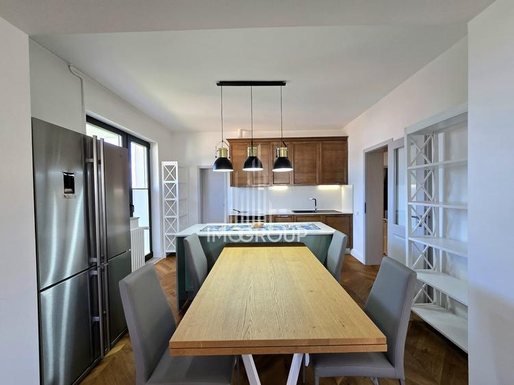Apartament cu 4 camere semidecomandat, mobilat în Central