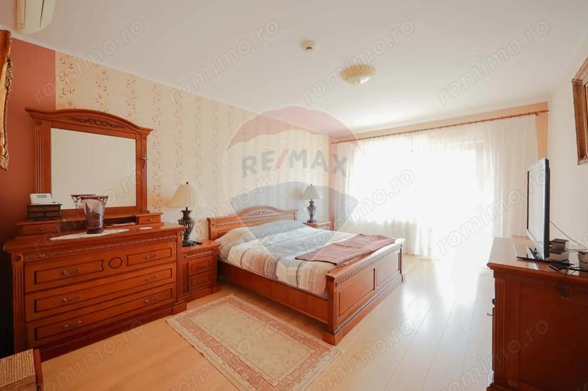 Casă cu 5 camere cu Teren 1000 Mp în Sânmartin