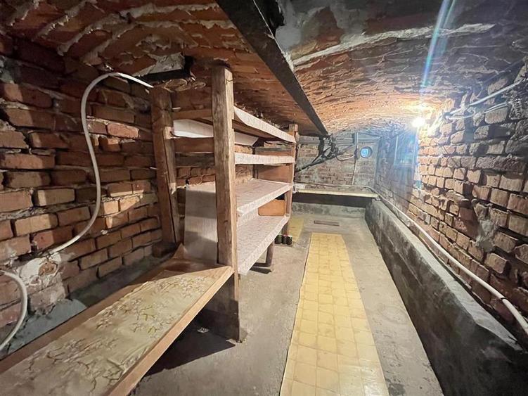 Casă individuală cu 4 camere cu Garaj în Lupeni