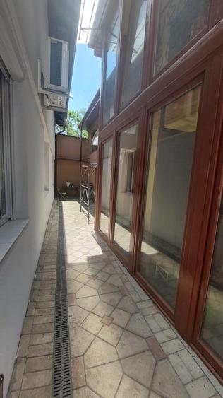 Apartament cu 8 camere decomandat, mobilat în Central
