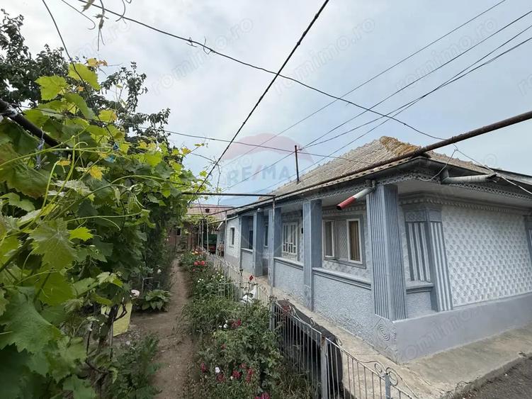 Casă cu 6 camere cu Teren 1340 Mp în Zorleni