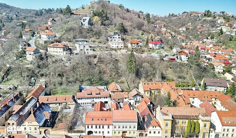Spațiu comercial, de 1,400 mp, în Schei