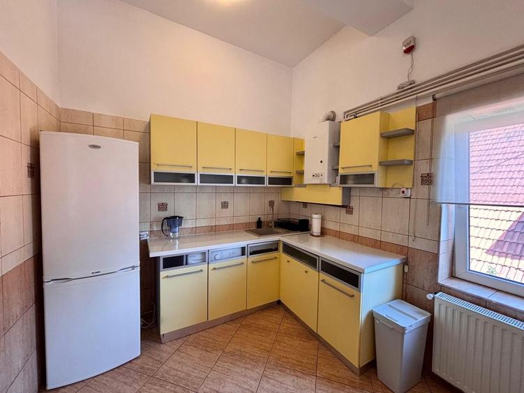 Apartament cu 3 camere, mobilat în Primăverii