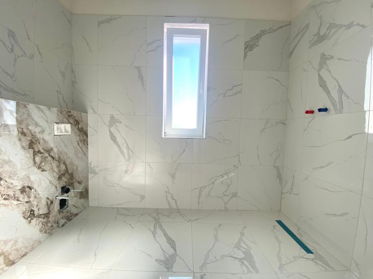 Duplex cu 5 camere cu Canalizare în Aeroport